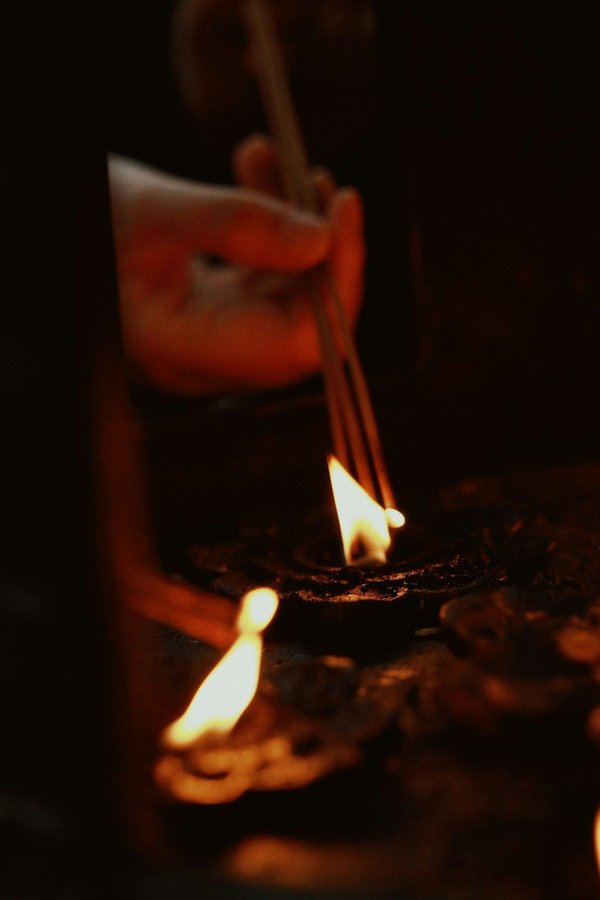 Où participer à une cérémonie de purification dans les temples hindous de Bali : lieux et conseils ?